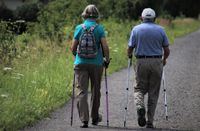 ouder echtpaar wandelt